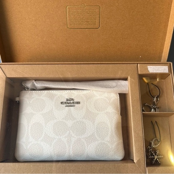 NWT COACH Boxed w Charms Corner Zip Wristlet Wallet in Glacier White - Picture 1 of 6